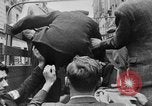 Standbild FFI round up Mitarbeiter Paris Frankreich, 1944, aus Sekunde 13 historischem Filmmaterial Videoclip 65675049547