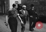 Standbild FFI round up Mitarbeiter Paris Frankreich, 1944, aus Sekunde 32 historischem Filmmaterial Videoclip 65675049547
