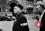 Standbild FFI round up Mitarbeiter Paris Frankreich, 1944, aus Sekunde 35 historischem Filmmaterial Videoclip 65675049547