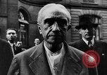 Standbild FFI round up Mitarbeiter Paris Frankreich, 1944, aus Sekunde 37 historischem Filmmaterial Videoclip 65675049547