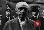 Standbild FFI round up Mitarbeiter Paris Frankreich, 1944, aus Sekunde 38 historischem Filmmaterial Videoclip 65675049547