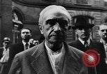 Standbild FFI round up Mitarbeiter Paris Frankreich, 1944, aus Sekunde 39 historischem Filmmaterial Videoclip 65675049547