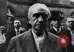 Standbild FFI round up Mitarbeiter Paris Frankreich, 1944, aus Sekunde 40 historischem Filmmaterial Videoclip 65675049547