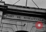 Standbild FFI round up Mitarbeiter Paris Frankreich, 1944, aus Sekunde 50 historischem Filmmaterial Videoclip 65675049547