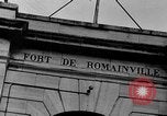 Standbild FFI round up Mitarbeiter Paris Frankreich, 1944, aus Sekunde 51 historischem Filmmaterial Videoclip 65675049547