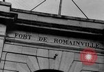 Standbild FFI round up Mitarbeiter Paris Frankreich, 1944, aus Sekunde 52 historischem Filmmaterial Videoclip 65675049547