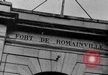 Standbild FFI round up Mitarbeiter Paris Frankreich, 1944, aus Sekunde 53 historischem Filmmaterial Videoclip 65675049547