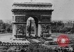 Standbild General Charles de Gaulle besuchen Arc de Triomphe Paris Frankreich, 1944, aus Sekunde 1 historischem Filmmaterial Videoclip 65675049552