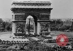 Standbild General Charles de Gaulle besuchen Arc de Triomphe Paris Frankreich, 1944, aus Sekunde 3 historischem Filmmaterial Videoclip 65675049552