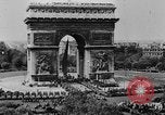Standbild General Charles de Gaulle besuchen Arc de Triomphe Paris Frankreich, 1944, aus Sekunde 6 historischem Filmmaterial Videoclip 65675049552