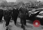 Standbild General Charles de Gaulle besuchen Arc de Triomphe Paris Frankreich, 1944, aus Sekunde 7 historischem Filmmaterial Videoclip 65675049552