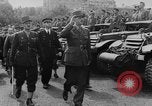 Standbild General Charles de Gaulle besuchen Arc de Triomphe Paris Frankreich, 1944, aus Sekunde 8 historischem Filmmaterial Videoclip 65675049552