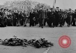 Standbild General Charles de Gaulle besuchen Arc de Triomphe Paris Frankreich, 1944, aus Sekunde 10 historischem Filmmaterial Videoclip 65675049552