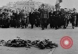 Standbild General Charles de Gaulle besuchen Arc de Triomphe Paris Frankreich, 1944, aus Sekunde 11 historischem Filmmaterial Videoclip 65675049552