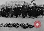 Standbild General Charles de Gaulle besuchen Arc de Triomphe Paris Frankreich, 1944, aus Sekunde 12 historischem Filmmaterial Videoclip 65675049552