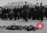 Standbild General Charles de Gaulle besuchen Arc de Triomphe Paris Frankreich, 1944, aus Sekunde 13 historischem Filmmaterial Videoclip 65675049552