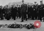 Standbild General Charles de Gaulle besuchen Arc de Triomphe Paris Frankreich, 1944, aus Sekunde 14 historischem Filmmaterial Videoclip 65675049552