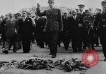 Standbild General Charles de Gaulle besuchen Arc de Triomphe Paris Frankreich, 1944, aus Sekunde 15 historischem Filmmaterial Videoclip 65675049552