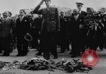 Standbild General Charles de Gaulle besuchen Arc de Triomphe Paris Frankreich, 1944, aus Sekunde 16 historischem Filmmaterial Videoclip 65675049552