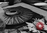 Standbild General Charles de Gaulle besuchen Arc de Triomphe Paris Frankreich, 1944, aus Sekunde 17 historischem Filmmaterial Videoclip 65675049552