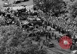 Standbild General Charles de Gaulle besuchen Arc de Triomphe Paris Frankreich, 1944, aus Sekunde 26 historischem Filmmaterial Videoclip 65675049552