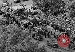Standbild General Charles de Gaulle besuchen Arc de Triomphe Paris Frankreich, 1944, aus Sekunde 27 historischem Filmmaterial Videoclip 65675049552