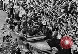 Standbild General Charles de Gaulle besuchen Arc de Triomphe Paris Frankreich, 1944, aus Sekunde 29 historischem Filmmaterial Videoclip 65675049552