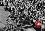 Standbild General Charles de Gaulle besuchen Arc de Triomphe Paris Frankreich, 1944, aus Sekunde 30 historischem Filmmaterial Videoclip 65675049552