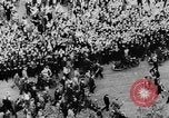 Standbild General Charles de Gaulle besuchen Arc de Triomphe Paris Frankreich, 1944, aus Sekunde 32 historischem Filmmaterial Videoclip 65675049552
