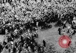 Standbild General Charles de Gaulle besuchen Arc de Triomphe Paris Frankreich, 1944, aus Sekunde 34 historischem Filmmaterial Videoclip 65675049552
