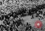 Standbild General Charles de Gaulle besuchen Arc de Triomphe Paris Frankreich, 1944, aus Sekunde 36 historischem Filmmaterial Videoclip 65675049552