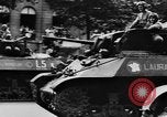 Standbild General Charles de Gaulle besuchen Arc de Triomphe Paris Frankreich, 1944, aus Sekunde 41 historischem Filmmaterial Videoclip 65675049552