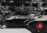 Standbild General Charles de Gaulle besuchen Arc de Triomphe Paris Frankreich, 1944, aus Sekunde 42 historischem Filmmaterial Videoclip 65675049552