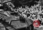 Standbild General Charles de Gaulle besuchen Arc de Triomphe Paris Frankreich, 1944, aus Sekunde 45 historischem Filmmaterial Videoclip 65675049552