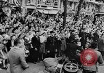Standbild General Charles de Gaulle besuchen Arc de Triomphe Paris Frankreich, 1944, aus Sekunde 46 historischem Filmmaterial Videoclip 65675049552