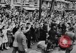 Standbild General Charles de Gaulle besuchen Arc de Triomphe Paris Frankreich, 1944, aus Sekunde 47 historischem Filmmaterial Videoclip 65675049552