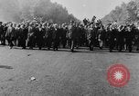 Standbild General Charles de Gaulle besuchen Arc de Triomphe Paris Frankreich, 1944, aus Sekunde 49 historischem Filmmaterial Videoclip 65675049552