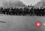 Standbild General Charles de Gaulle besuchen Arc de Triomphe Paris Frankreich, 1944, aus Sekunde 50 historischem Filmmaterial Videoclip 65675049552
