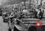 Standbild General Charles de Gaulle besuchen Arc de Triomphe Paris Frankreich, 1944, aus Sekunde 54 historischem Filmmaterial Videoclip 65675049552