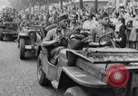 Standbild General Charles de Gaulle besuchen Arc de Triomphe Paris Frankreich, 1944, aus Sekunde 55 historischem Filmmaterial Videoclip 65675049552