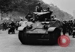 Standbild General Charles de Gaulle besuchen Arc de Triomphe Paris Frankreich, 1944, aus Sekunde 57 historischem Filmmaterial Videoclip 65675049552