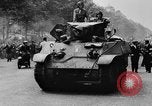 Standbild General Charles de Gaulle besuchen Arc de Triomphe Paris Frankreich, 1944, aus Sekunde 58 historischem Filmmaterial Videoclip 65675049552