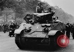 Standbild General Charles de Gaulle besuchen Arc de Triomphe Paris Frankreich, 1944, aus Sekunde 59 historischem Filmmaterial Videoclip 65675049552