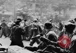 Standbild General Charles de Gaulle besuchen Arc de Triomphe Paris Frankreich, 1944, aus Sekunde 60 historischem Filmmaterial Videoclip 65675049552