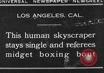 Standbild großer Mann und Zwerge Los Angeles California USA, 1930, aus Sekunde 1 historischem Filmmaterial Videoclip 65675049604
