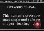 Standbild großer Mann und Zwerge Los Angeles California USA, 1930, aus Sekunde 3 historischem Filmmaterial Videoclip 65675049604