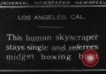 Standbild großer Mann und Zwerge Los Angeles California USA, 1930, aus Sekunde 6 historischem Filmmaterial Videoclip 65675049604