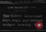 Standbild großer Mann und Zwerge Los Angeles California USA, 1930, aus Sekunde 7 historischem Filmmaterial Videoclip 65675049604