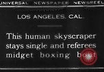 Standbild großer Mann und Zwerge Los Angeles California USA, 1930, aus Sekunde 9 historischem Filmmaterial Videoclip 65675049604