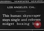 Standbild großer Mann und Zwerge Los Angeles California USA, 1930, aus Sekunde 10 historischem Filmmaterial Videoclip 65675049604